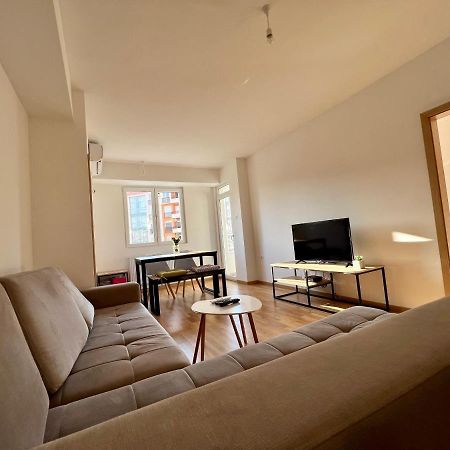 Sara'S Apartment Cozy And Close To Center With Private Parking Skopje Eksteriør bilde